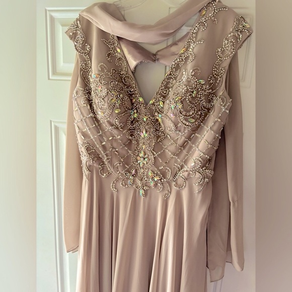 Stunning beaded top gown - Picture 4 of 5